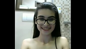 Une Petite Fille De 18 Ans Amateur Se Fait Plaisir Devant Sa Webcam