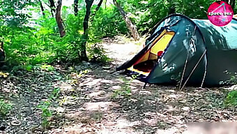 Pillé A Una Chica Dándose Placer En El Bosque.