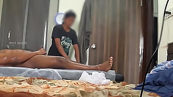 Une Petite Femme Noire Est Choquée Par La Taille De La Bite D'Un Homme Blanc Pendant Un Massage.