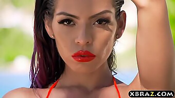 Vollbusige Blonde Pornodarstellerin Yurizan Beltran Wird Hart Im Pool In Den Arsch Gefickt