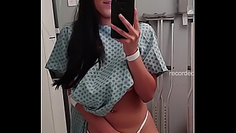 Uma Jovem Camgirl Quase É Descoberta Enquanto Se Satisfaz No Hospital.