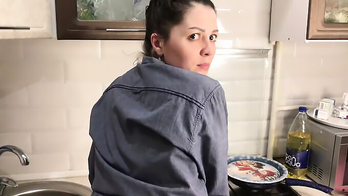 Amateur Couple'S Steamy Kitchen Encounter